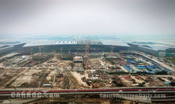 8月底，白云機場擴建工程完成兩項重大建設(shè)節(jié)點。白云機場2號航站樓鋼結(jié)構(gòu)網(wǎng)架于8月30日全面合攏，玻璃幕墻和金屬屋面等外部工程基本完成，2號航站樓展現(xiàn)出整體外形?！z影：葉華春